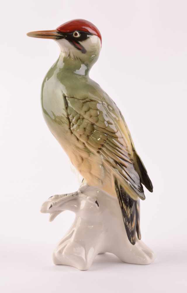 große Vogelfigur Grünspecht, Karl Ens Vokstedtauf Baumstamm sitzend, farbig staffiert, unterm