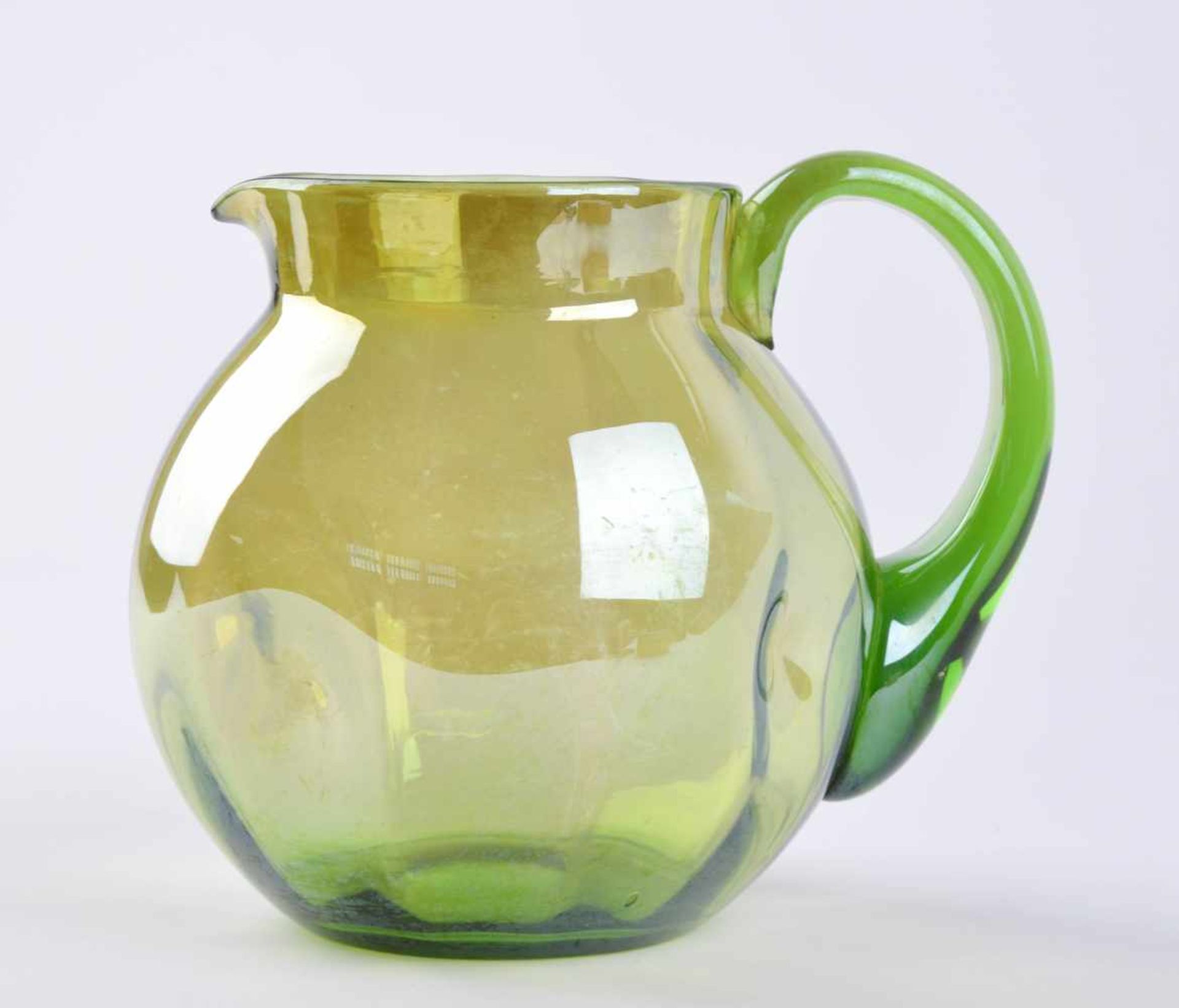 Krug wohl Lötzgrün irisierendes Glas, wohl Maria Kirchner, H: 15 cmKrug probably Lötzgreen