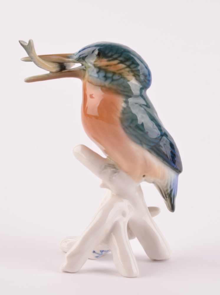 Vogelfigur Eisvogel mit Fisch, Karl Ens Vokstedtauf naturalistischem Sockel sitzend, farbig - Image 2 of 3