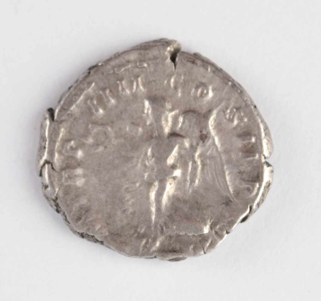 Septimus Severus 193-211Denar, avers geprägt in Rom im Jahr 196 n.Chr., revers Victoria nach - Image 2 of 2