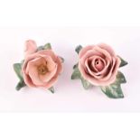 2 Rosen, Karl Ens Vokstedtfarbig staffiert, H: 4,5 cm und 4 cm, gemarkt2 roses, Karl Ens