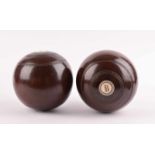 2 Bowlingkugeln Thomas Taylor England um 1900Holz mit Elfenbein, Ø je ca. 12 cm2 bowling balls