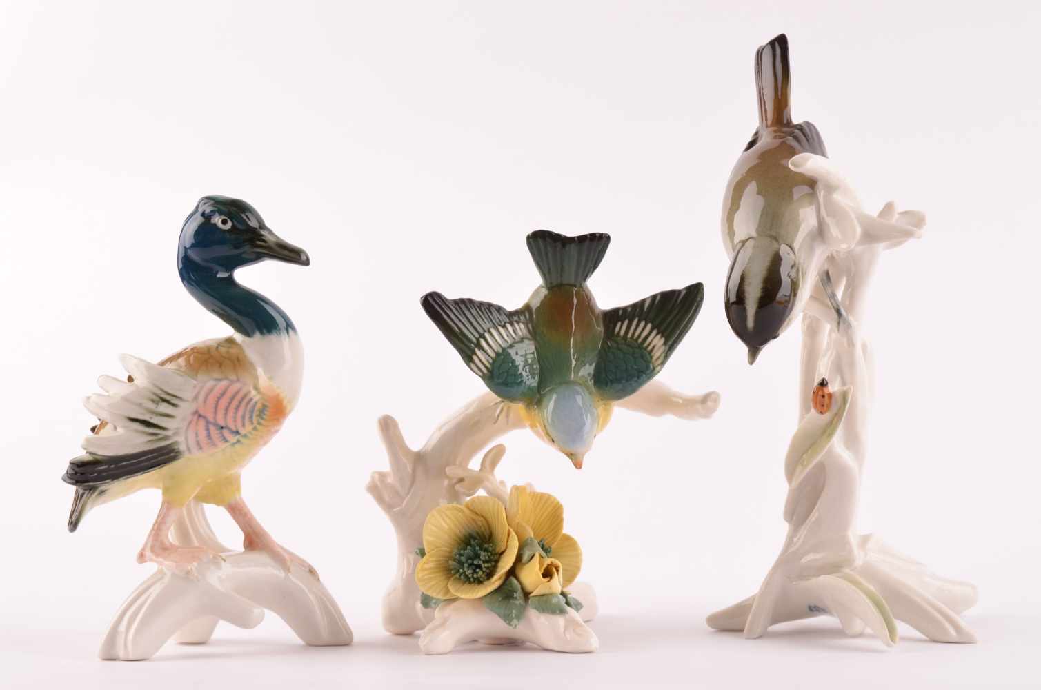 3 Vogelfiguren, Karl Ens VokstedtBaumente (H: 15 cm), Meise mit Apfelblüte (H: 13 cm) und