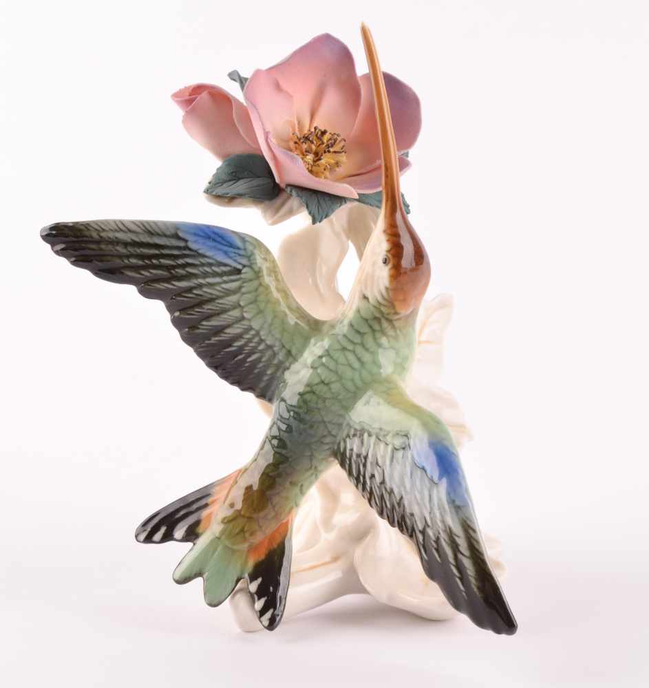 Vogelfigur Kolibri mit Blüte, Karl Ens Vokstedtauf naturalistischem Sockel sitzend, farbig