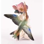 Vogelfigur Kolibri mit Blüte, Karl Ens Vokstedtauf naturalistischem Sockel sitzend, farbig