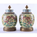Paar Deckelvasen China 19. Jhd.mit französischen Bronzemontierungen, gelber Fond farbig staffiert