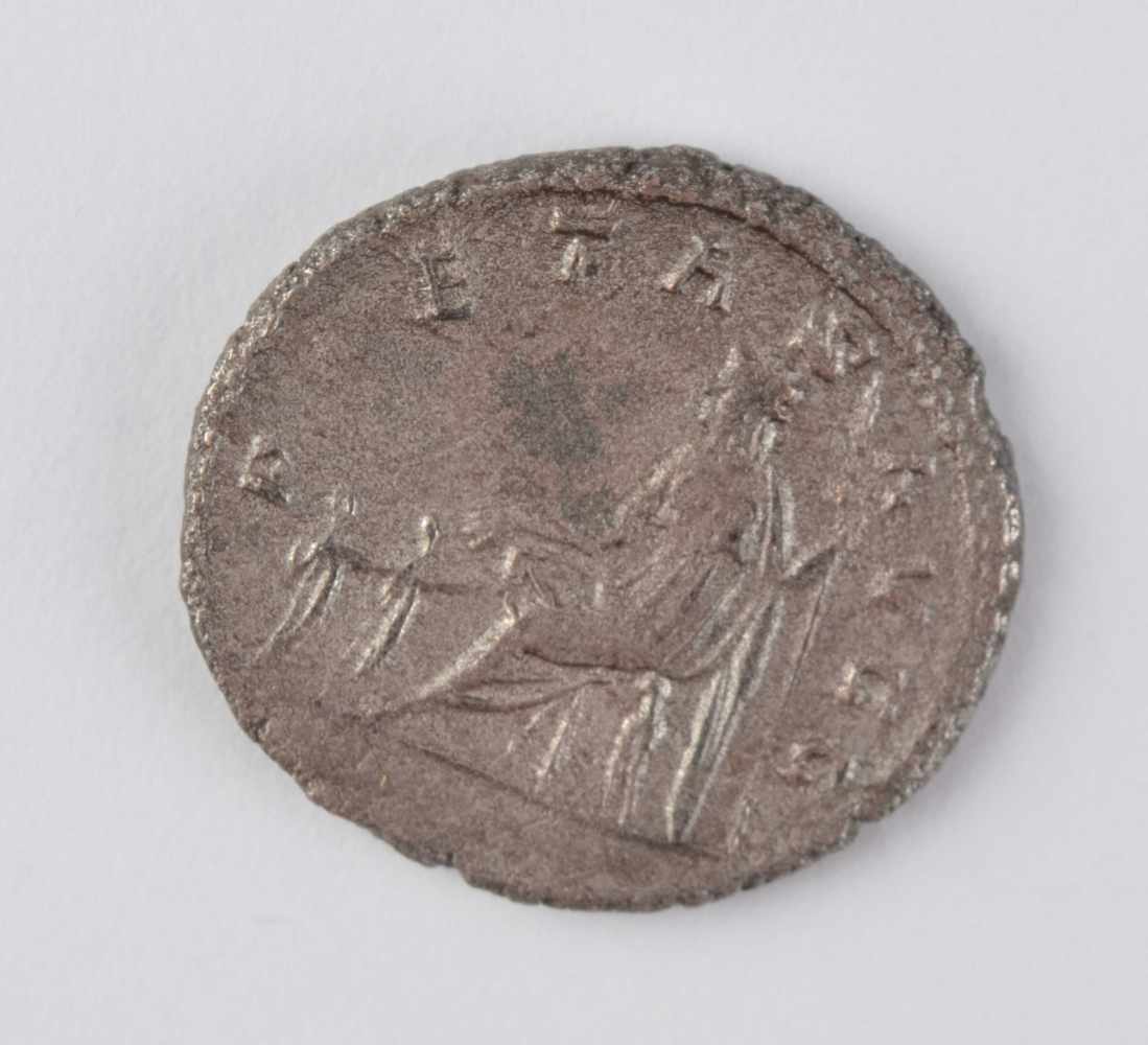 SoloniaGattin des Gallienus, Antoninian, geprägt in Rom, revers, Pietas sitzt nach links mit - Image 2 of 2