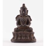 Figur des Amitayus Tibeto-Chinesisch Ming DynastieBronze, H: 19,5 cm,Provenienz: Aus einer