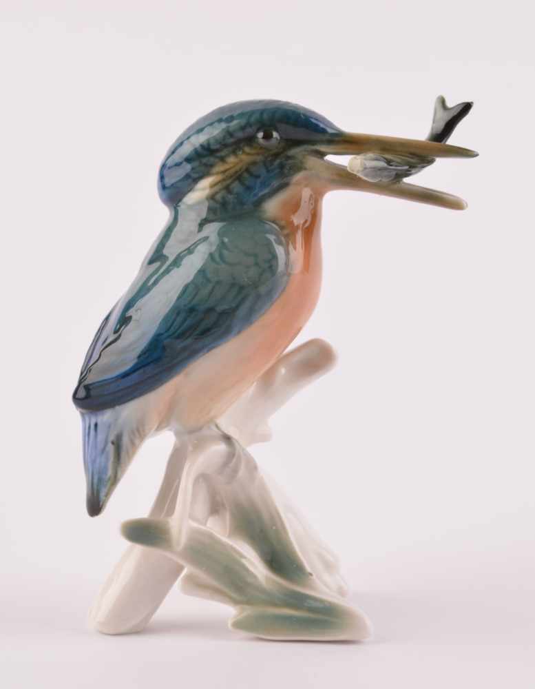 Vogelfigur Eisvogel mit Fisch, Karl Ens Vokstedtauf naturalistischem Sockel sitzend, farbig