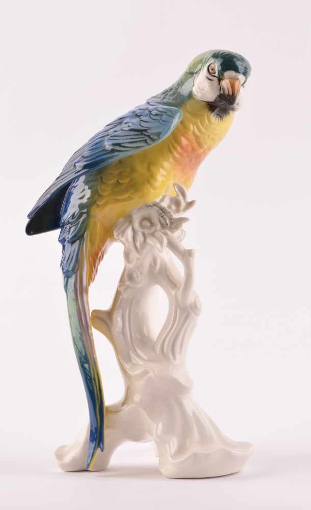 große Vogelfigur Papagei, Karl Ens Vokstedtauf Baumstamm sitzend, farbig staffiert, unterm Stand