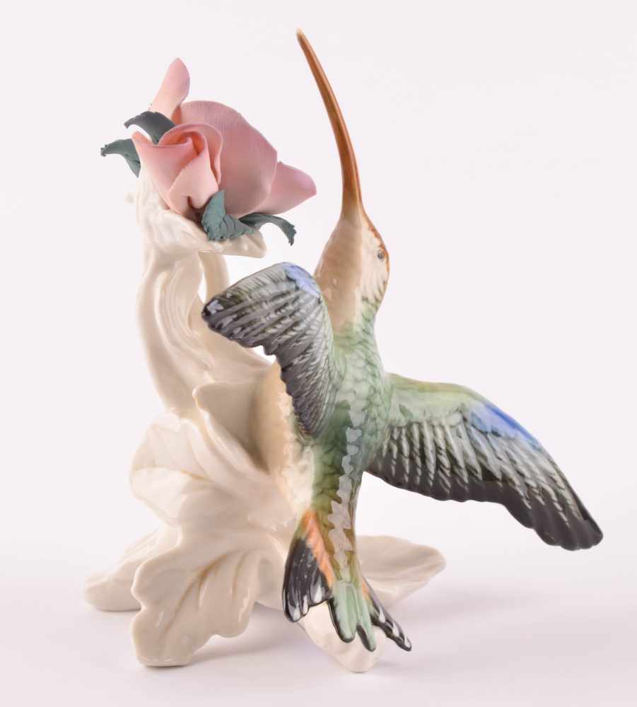 Vogelfigur Kolibri mit Blüte, Karl Ens Vokstedtauf naturalistischem Sockel sitzend, farbig - Image 2 of 4