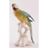 große Vogelfigur Papagei, Karl Ens Vokstedtauf Baumstamm sitzend, farbig staffiert, unterm Stand