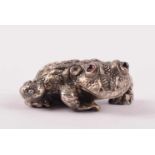 Frosch Russlandfiligran gearbeitete Darstellung eines Frosches, Augen aus Granatcabochons,