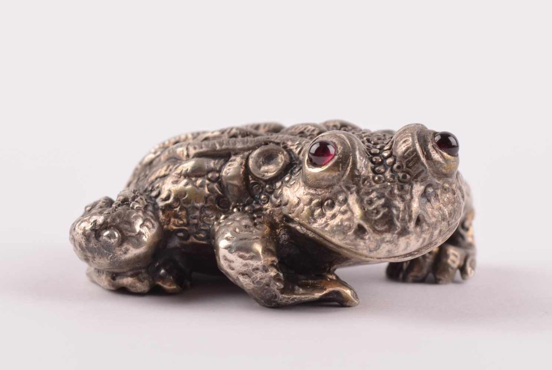 Frosch Russlandfiligran gearbeitete Darstellung eines Frosches, Augen aus Granatcabochons,