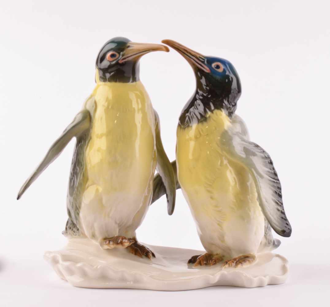 Pinguingruppe, Karl Ens Vokstedtauf naturalistischen Sockel stehend, farbig staffiert, unterm