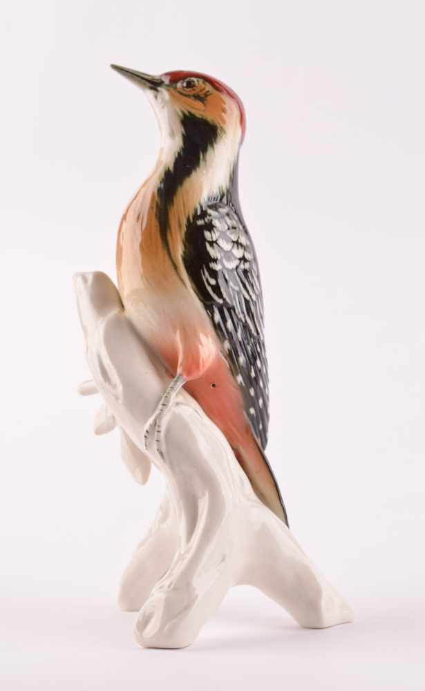 große Vogelfigur Mittelspecht, Karl Ens Vokstedtauf naturalistischem Sockel sitzend, farbig