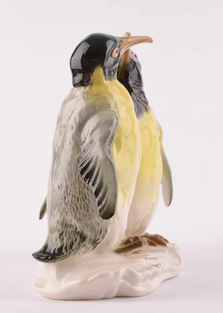 Pinguingruppe, Karl Ens Vokstedtauf naturalistischen Sockel stehend, farbig staffiert, unterm - Image 3 of 4