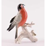 Vogelfigur Gimpel mit Blume, Karl Ens Vokstedtauf Baumstamm sitzend, farbig staffiert, unterm