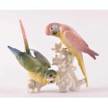 Wellensittich-Vogelgruppe, Karl Ens Vokstedtauf naturalistischem Sockel sitzend, farbig staffiert,