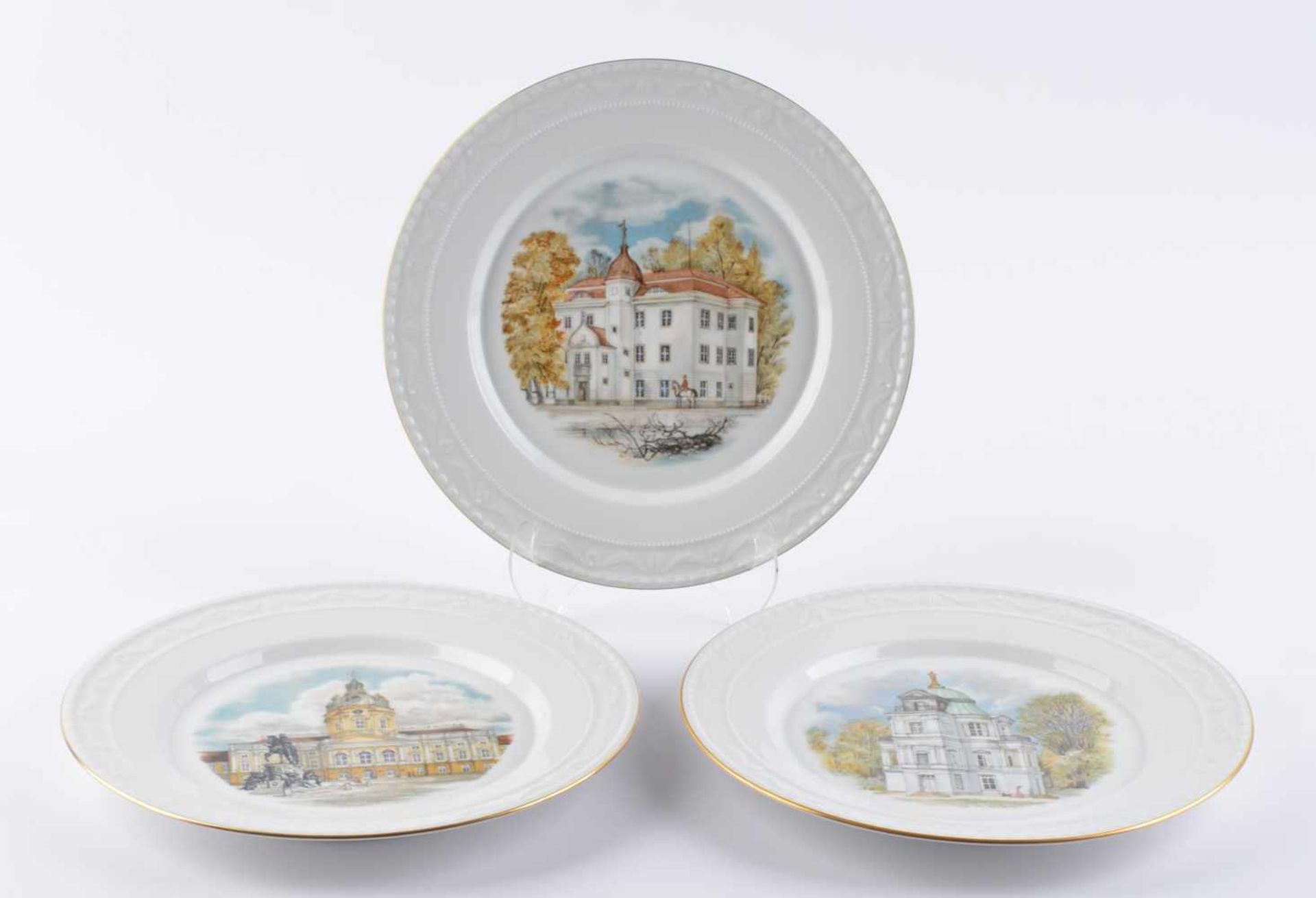 3 Andenkenteller KPMDekor Kurland, blaue Zeptermarke, Ø je ca. 26 cm3 souvenir plates KPMdecor