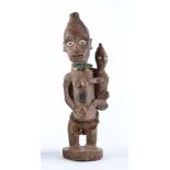 Phemba Figur Yombe Bantuum 1900Holz, mit buntem Halsschmuck und Lendenschutz, H: 45,5 cmPhemba