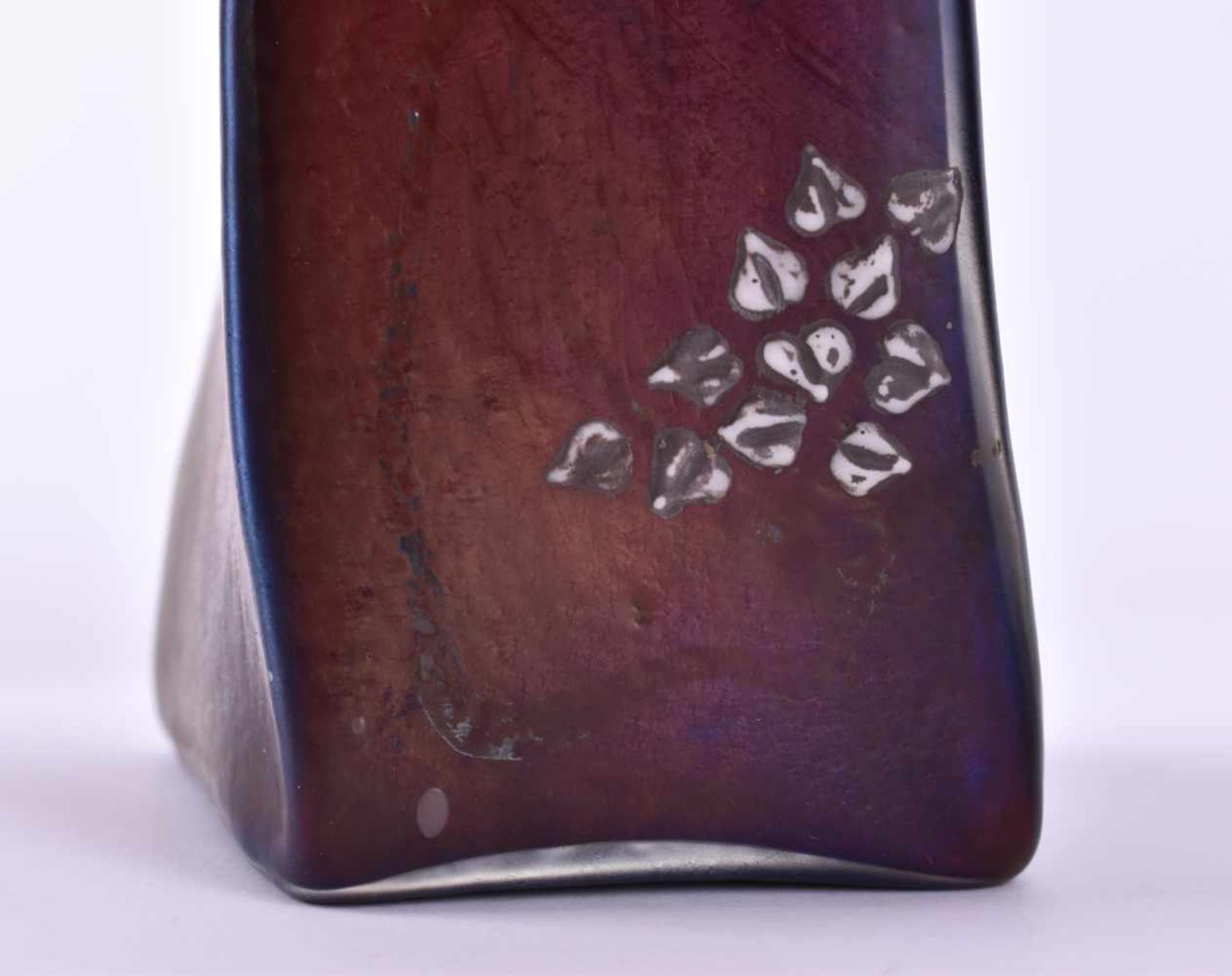 Jugendstil Vaseirisierendes violettes Glas mit aufgesetztem floralen Dekor, vierkant Vase gedreht, - Image 3 of 6