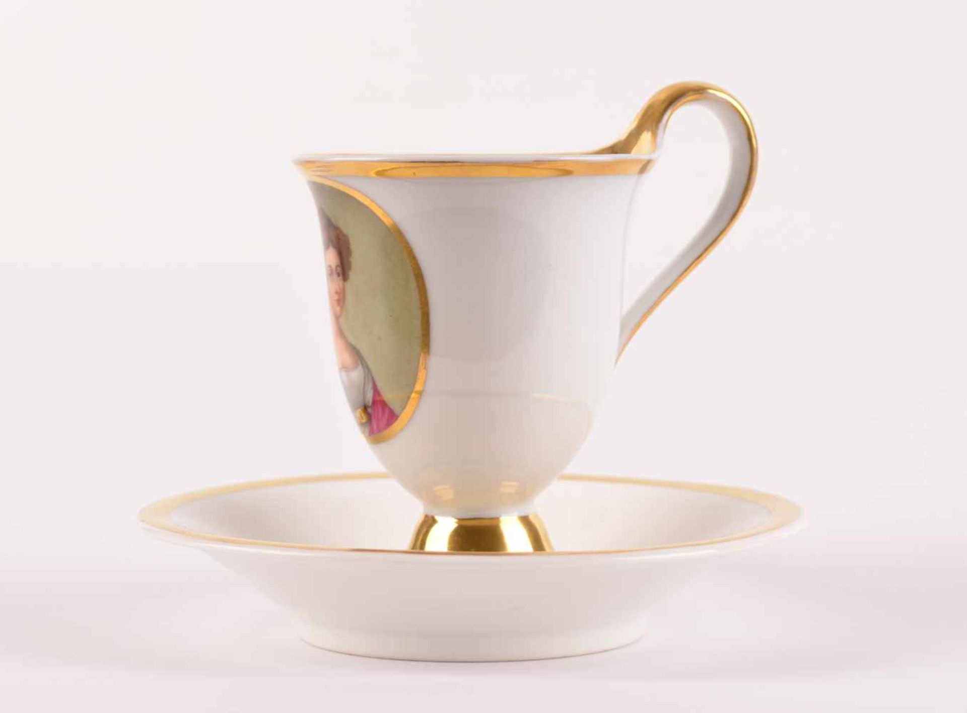 Tasse KPM um 1800reich goldstaffiert, schauseitig Medaillon mit Damenportrait, blaue Zeptermarke,