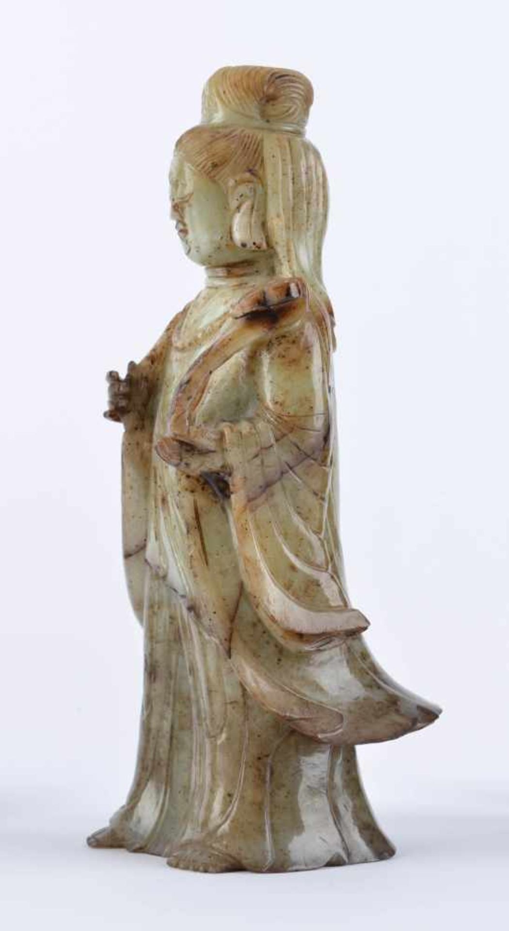 Guanyin China 18./19. Jhd.Jade, in der rechten Hand Zepter haltend, sehr fein beschnitzt, H: 24 - Image 4 of 5