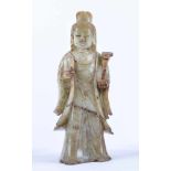 Guanyin China 18./19. Jhd.Jade, in der rechten Hand Zepter haltend, sehr fein beschnitzt, H: 24