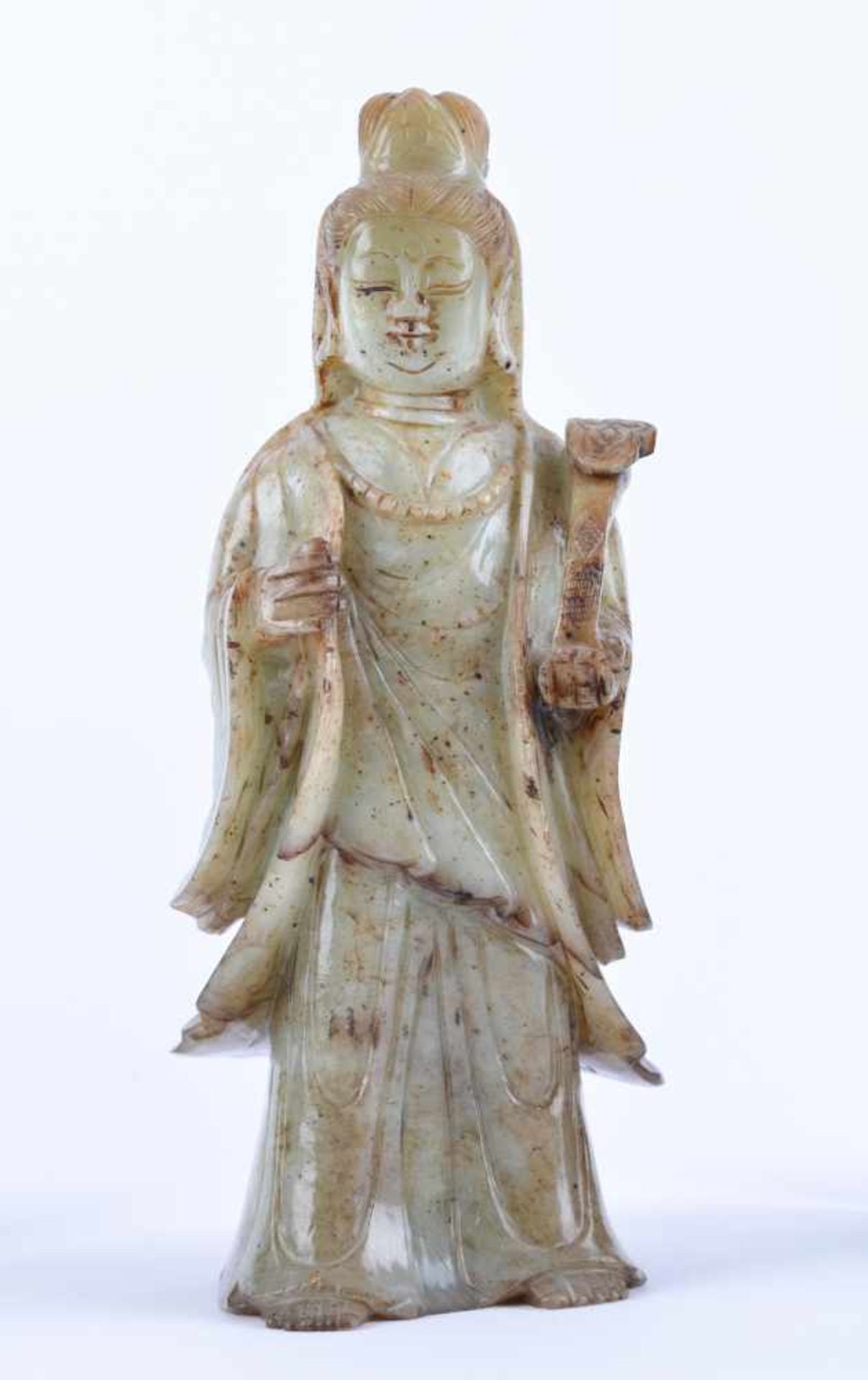 Guanyin China 18./19. Jhd.Jade, in der rechten Hand Zepter haltend, sehr fein beschnitzt, H: 24