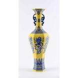 Sechseckige blau-weiße Drachenvase auf gelbem Grund, ChinaVase von schlanker Balusterform mit