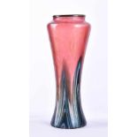Jugendstil Vaseirisierendes Glas mit farbigen Einschmelzungen, H: 22,5 cmArt Nouveau