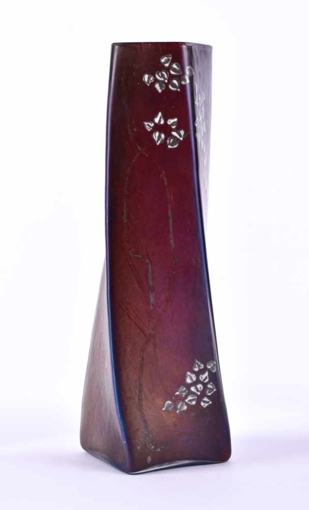Jugendstil Vaseirisierendes violettes Glas mit aufgesetztem floralen Dekor, vierkant Vase gedreht,