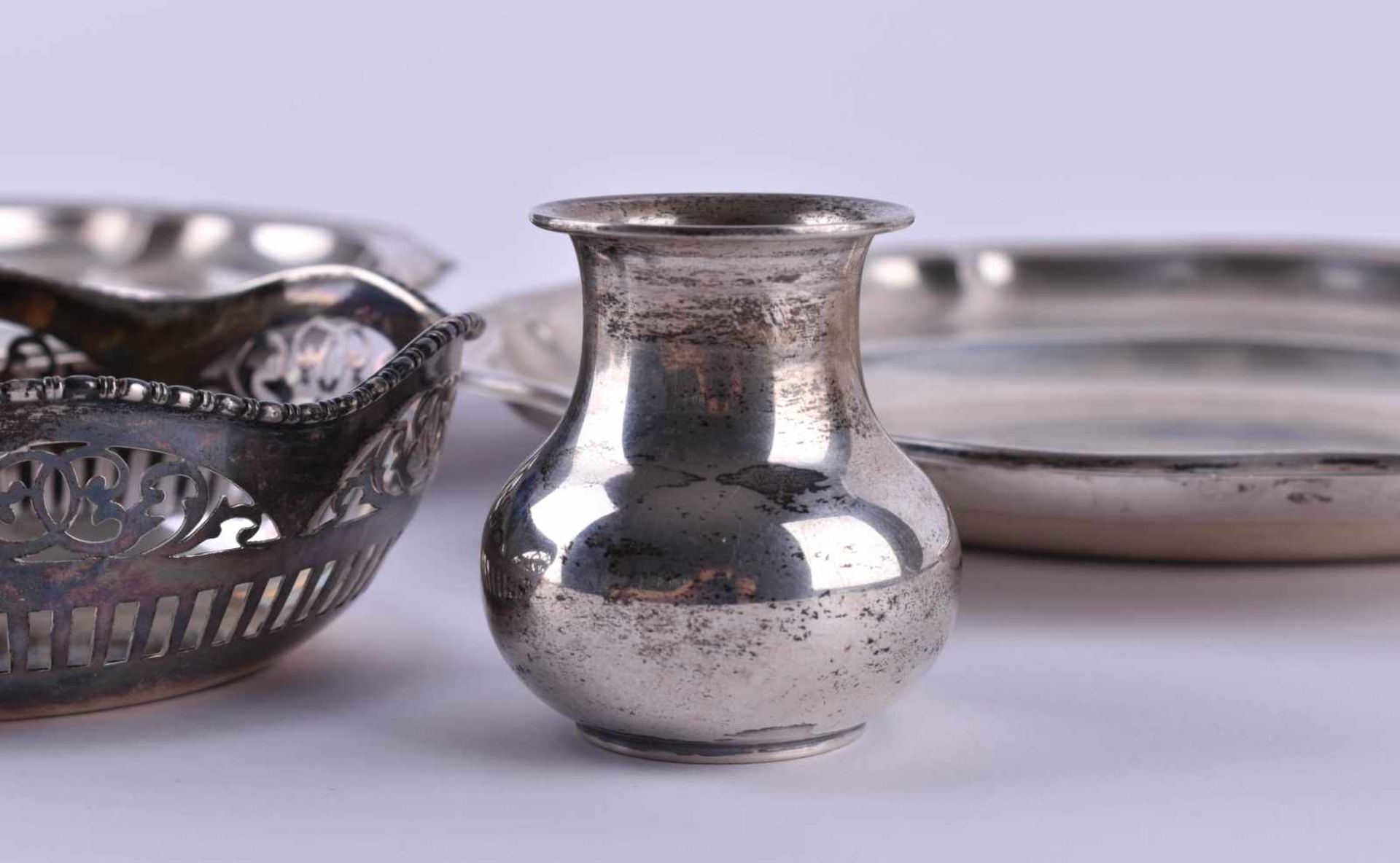 Konvolut Silberobjekte4 Stück, Teller (Ø 12,5 cm und 23,5 cm), 1 kl. Schale (Ø 10,5 cm, H: 3,7 - Bild 3 aus 5