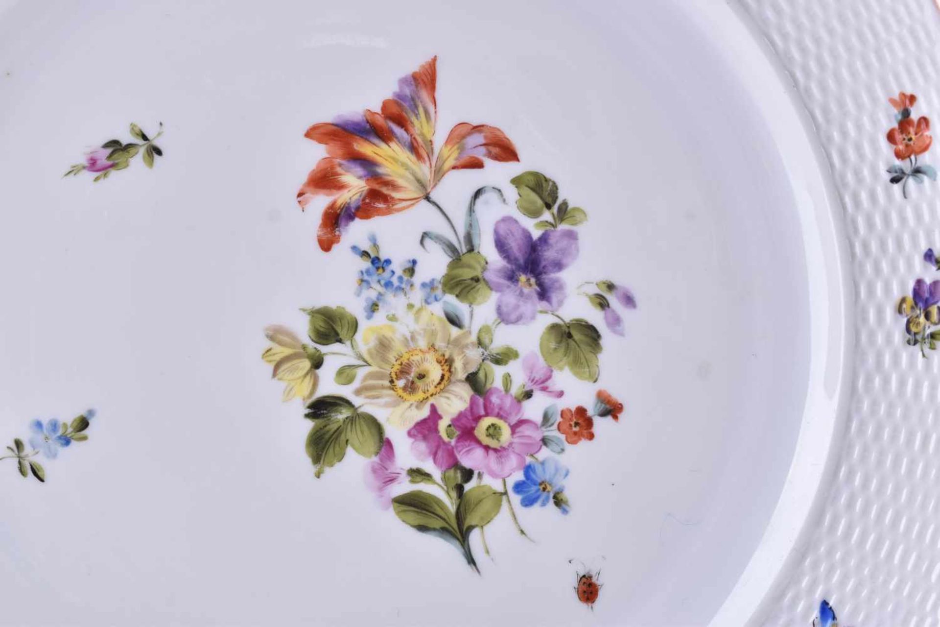 3 Teller Ungvarer um 1850farbig staffiert mit floralem und Schmetterlingsdekor, alle mit - Image 3 of 6