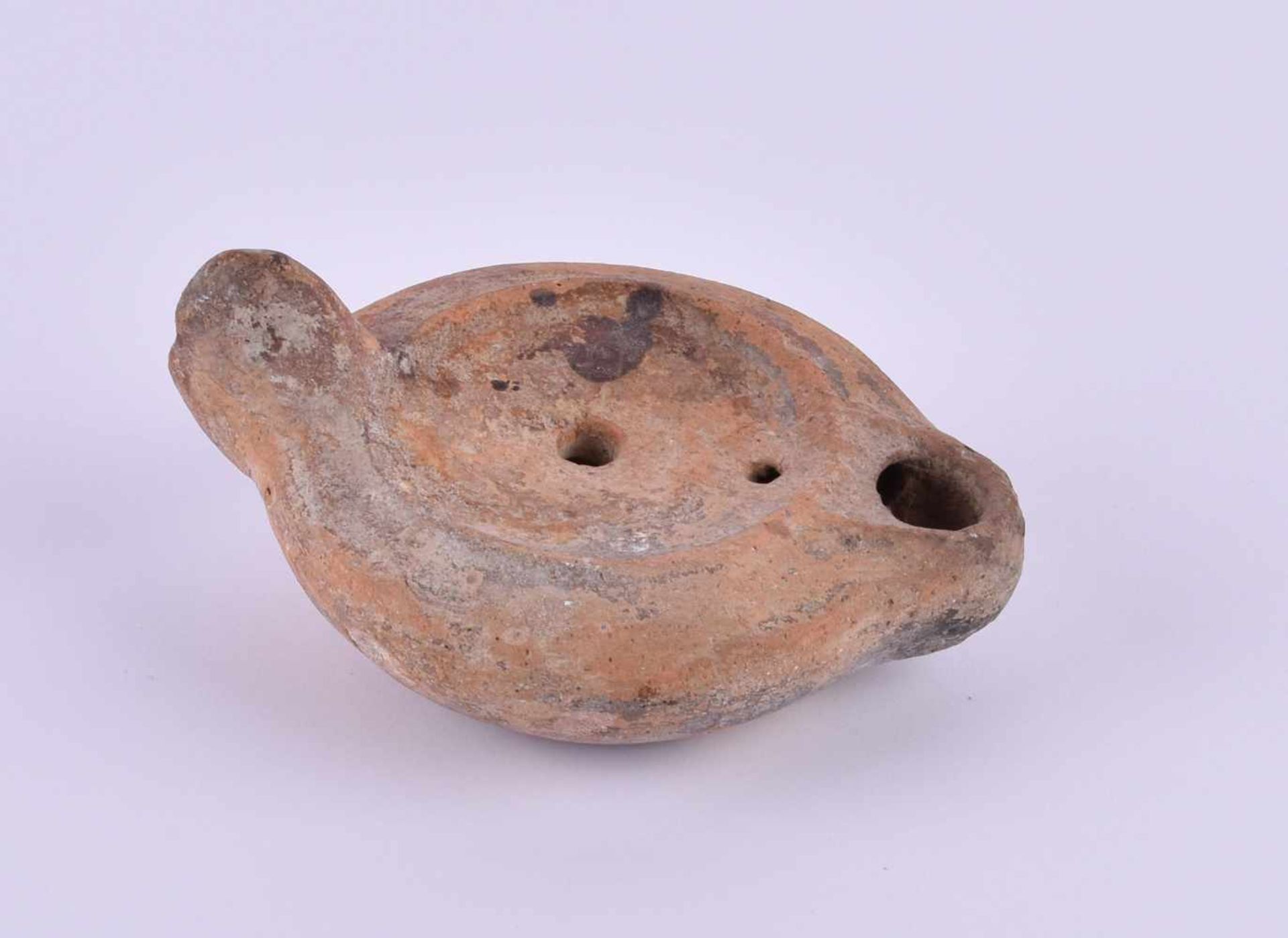 Öl-Lampe griechisch-römisch 300-400 n.Chr.Ton, rund, Ø 9 cmOil lamp Greco-Roman 300-400 AD.clay,