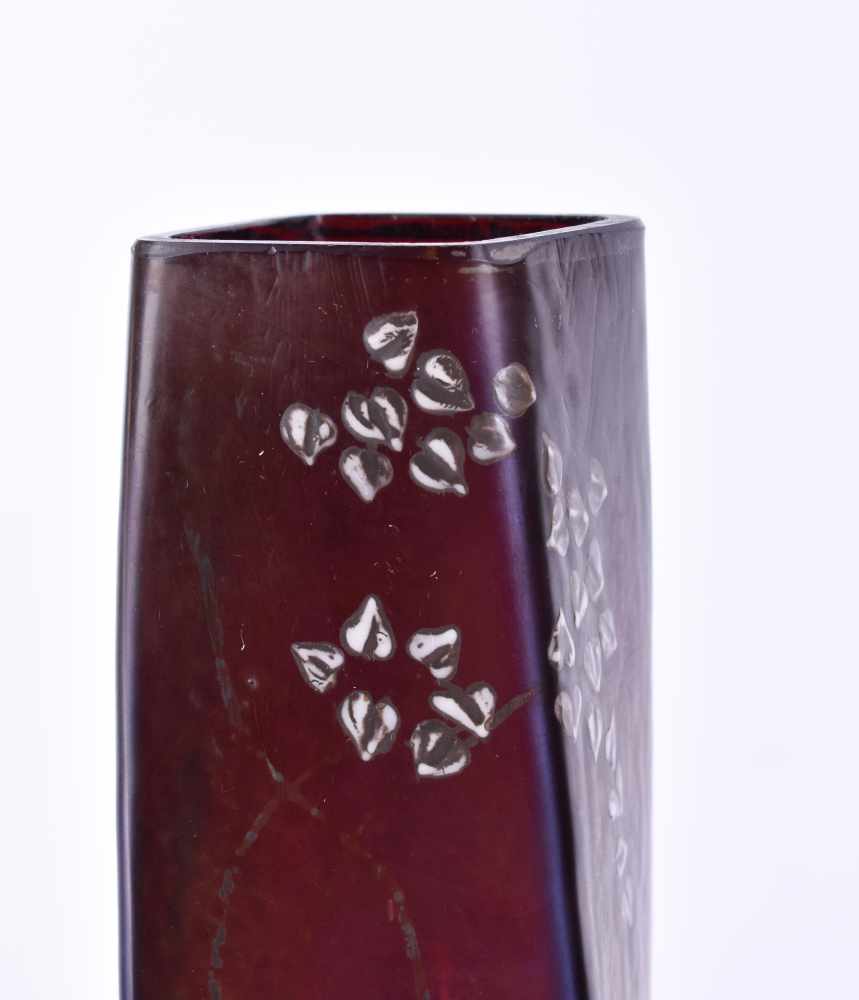 Jugendstil Vaseirisierendes violettes Glas mit aufgesetztem floralen Dekor, vierkant Vase gedreht, - Image 4 of 6