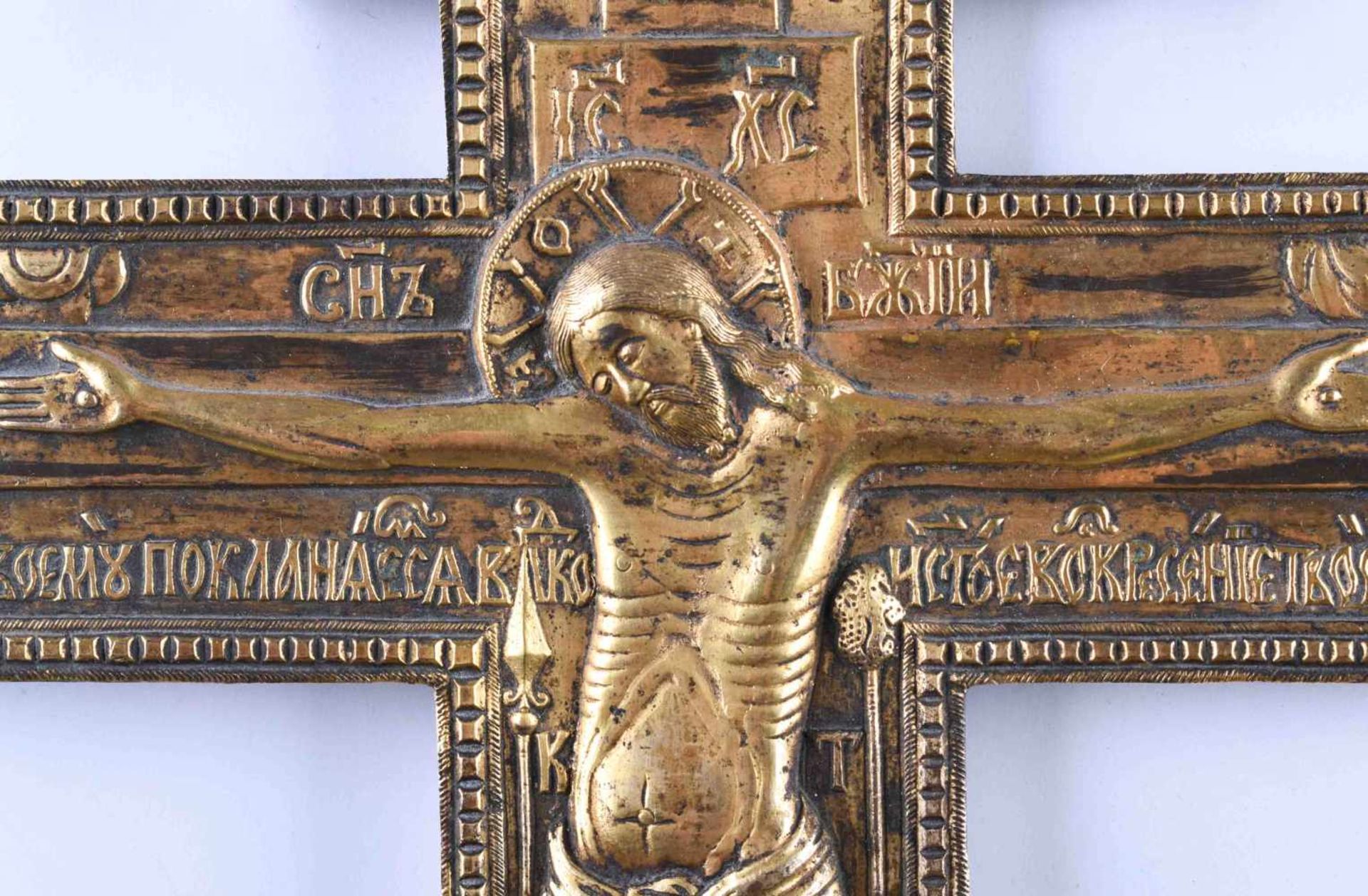 Kreuz RusslandBronze feuervergoldet, verso sehr fein mit floralem Dekor ziseliert, : L: 38,5 cm, - Bild 3 aus 7