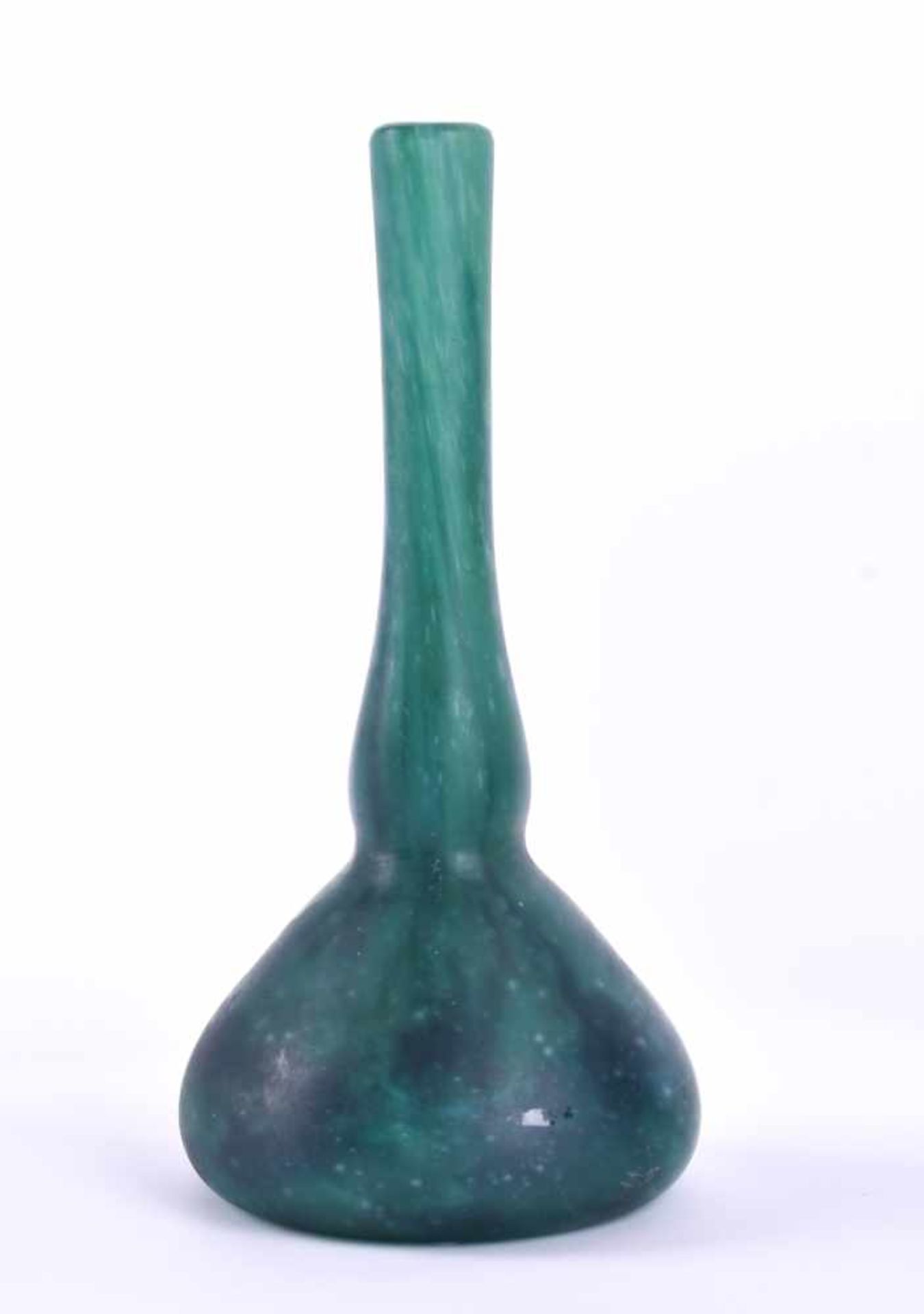 Jugendstil Vase Daum Nancygrünes Glas mit Einschmelzungen, seitlich signiert, H: 12,5 cmArt