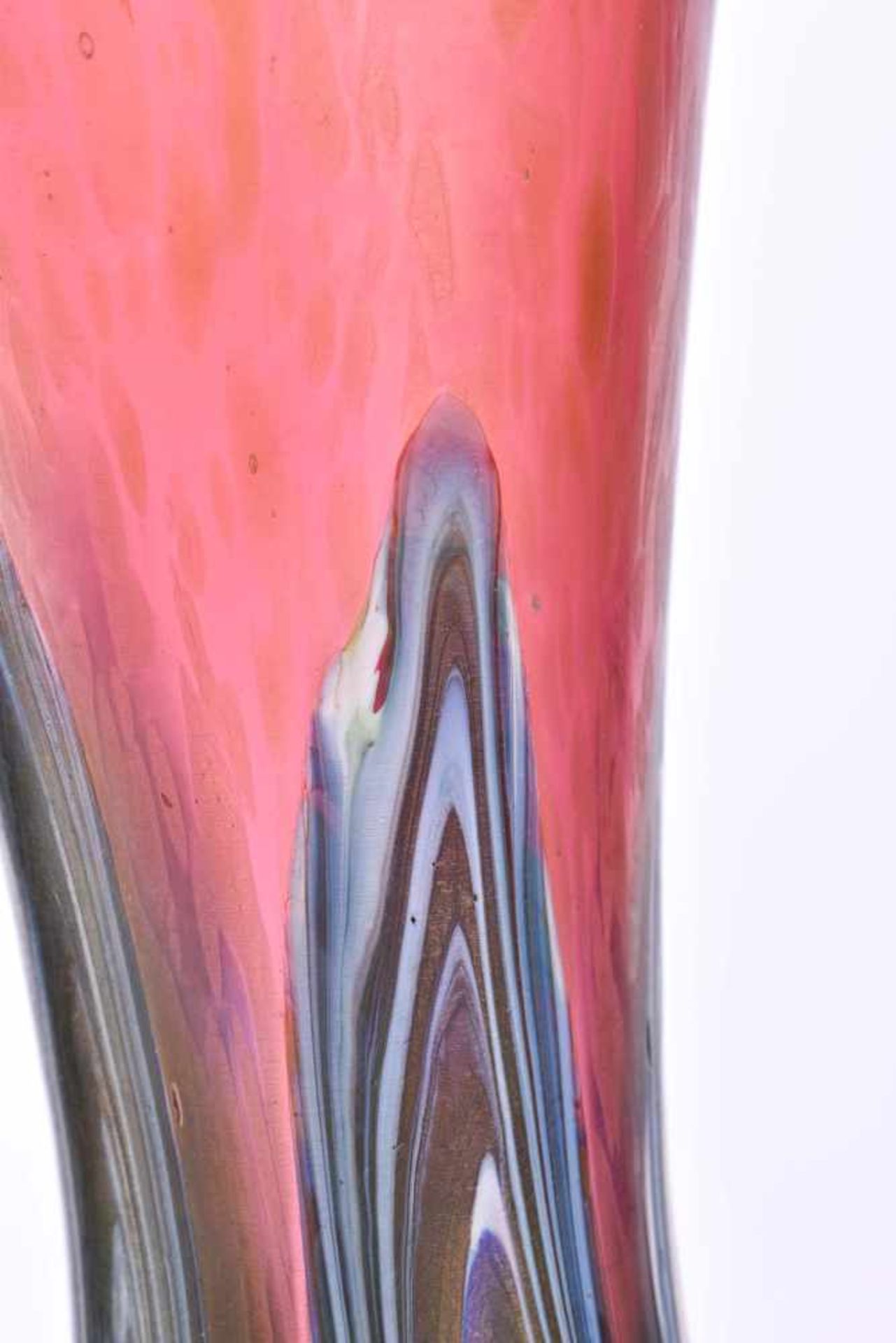 Jugendstil Vaseirisierendes Glas mit farbigen Einschmelzungen, H: 22,5 cmArt Nouveau - Image 4 of 4