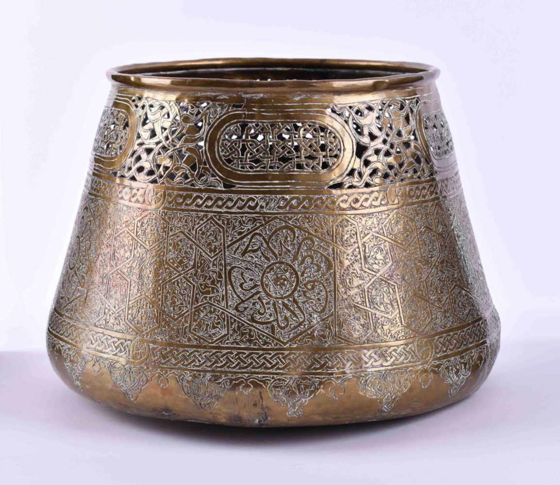 Mamluk Gefäß 19. Jhd.Bronze, oberhalb am Rand mit Durchbruch-Dekor,mit Kaligrafie, fein ziseliert, - Bild 2 aus 6