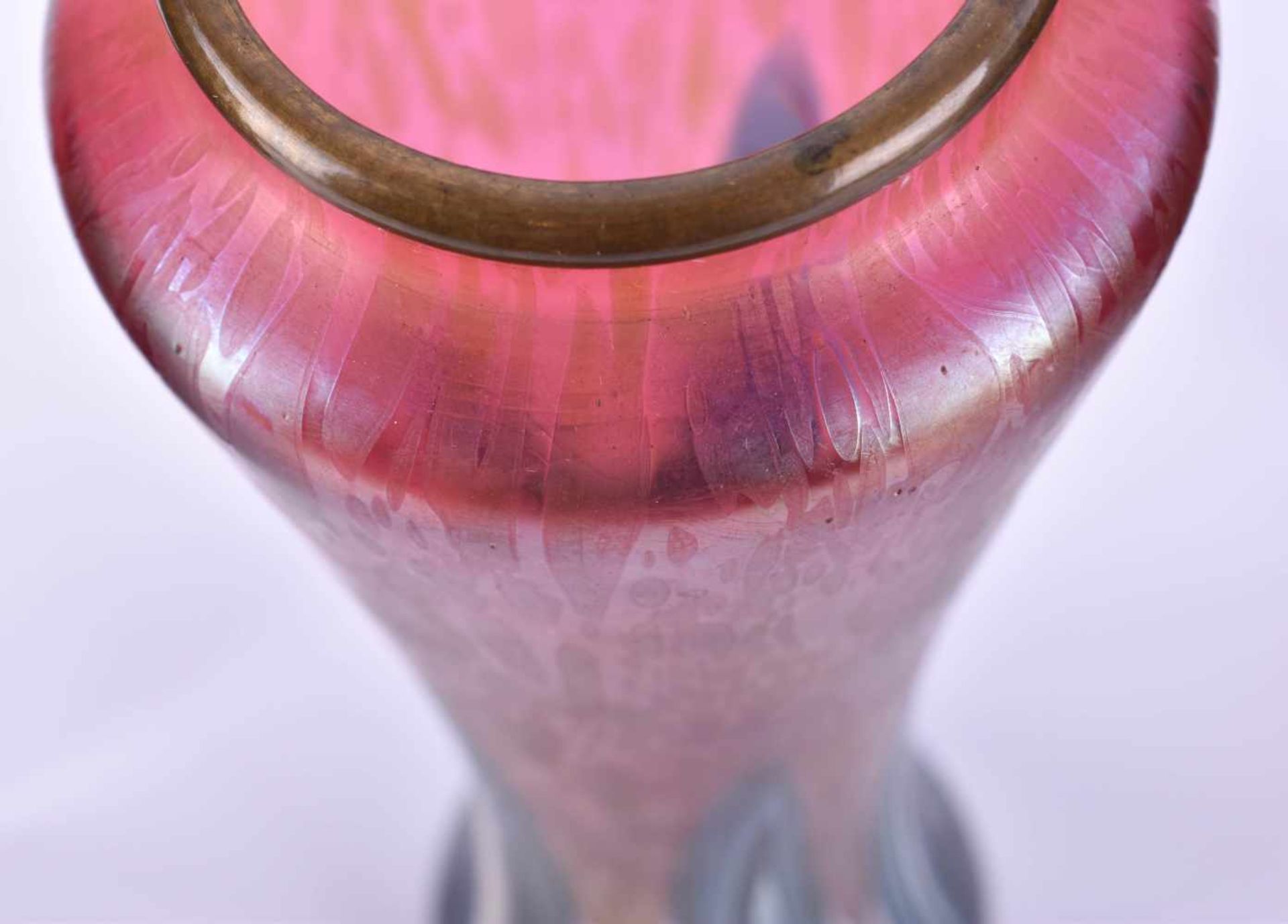 Jugendstil Vaseirisierendes Glas mit farbigen Einschmelzungen, H: 22,5 cmArt Nouveau - Image 2 of 4