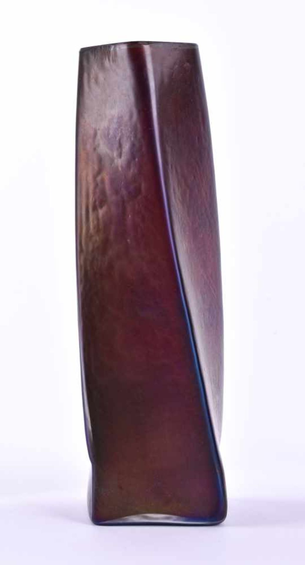 Jugendstil Vaseirisierendes violettes Glas mit aufgesetztem floralen Dekor, vierkant Vase gedreht, - Bild 2 aus 6
