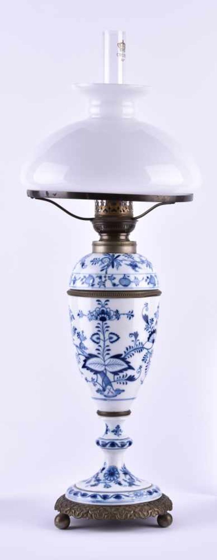 Petroleumlampe Meissen um 1900Zwiebelmuster, Petroleumbehälter altrestauriert, blaue Schwertermarke,