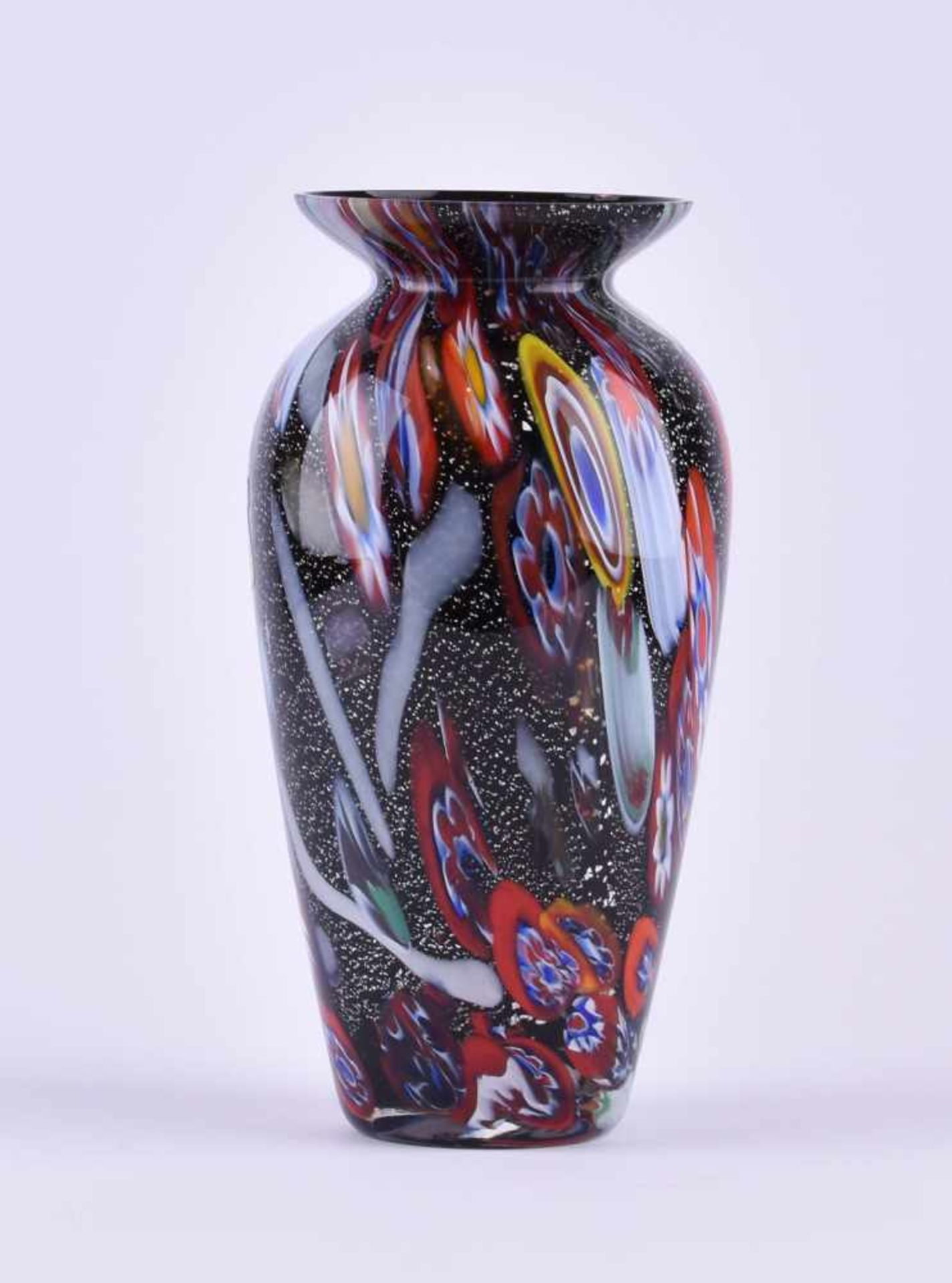 Vase Murano um 1970Schwarzglas mit farbigen Morinnen und Silberkrösel, H: 25,5 cmVase Murano