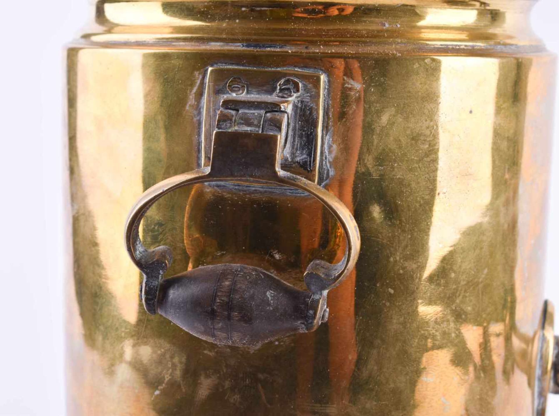 Samowar Russland um 1900Messing, dabei Teekanne und Tablett (38,3 cm x 22,5 cm), H: 38,5 - Bild 3 aus 6