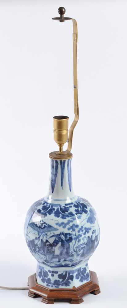 Lampe Delft 17. Jhd.blau und weiß Malerei mit chinesischem Dekor, ehemals Vase umgebaut zu einer