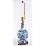 Lampe Delft 17. Jhd.blau und weiß Malerei mit chinesischem Dekor, ehemals Vase umgebaut zu einer