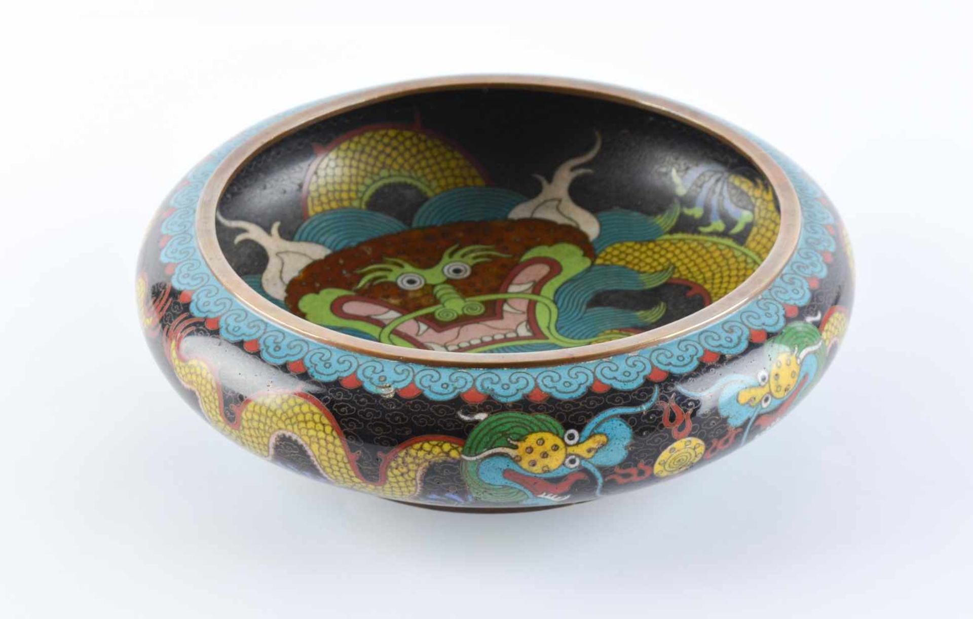 Cloisonne Schale China Qing Periodeverziert mit Blumen-, Ornament- und Drachendekor, unterm Stand