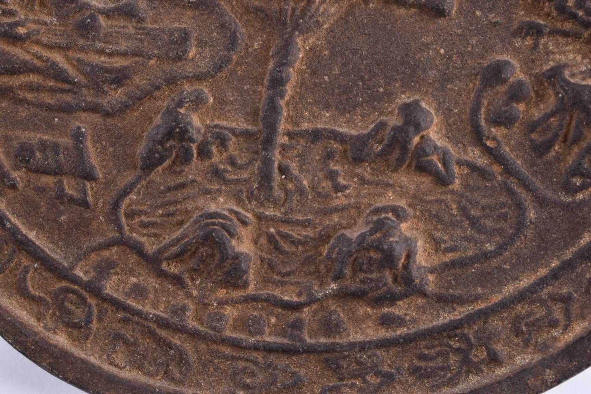 Bronze-Spiegel China wohl Han Dynastieschauseitig mit reliefiertem Dekor, im Spiegel oberhalb 4 - Bild 4 aus 7